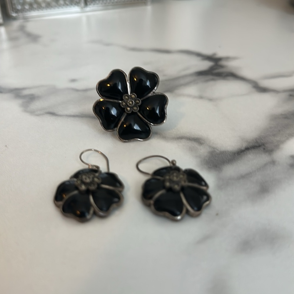 Pre owned- Elegant Black Flower Jewelry Set